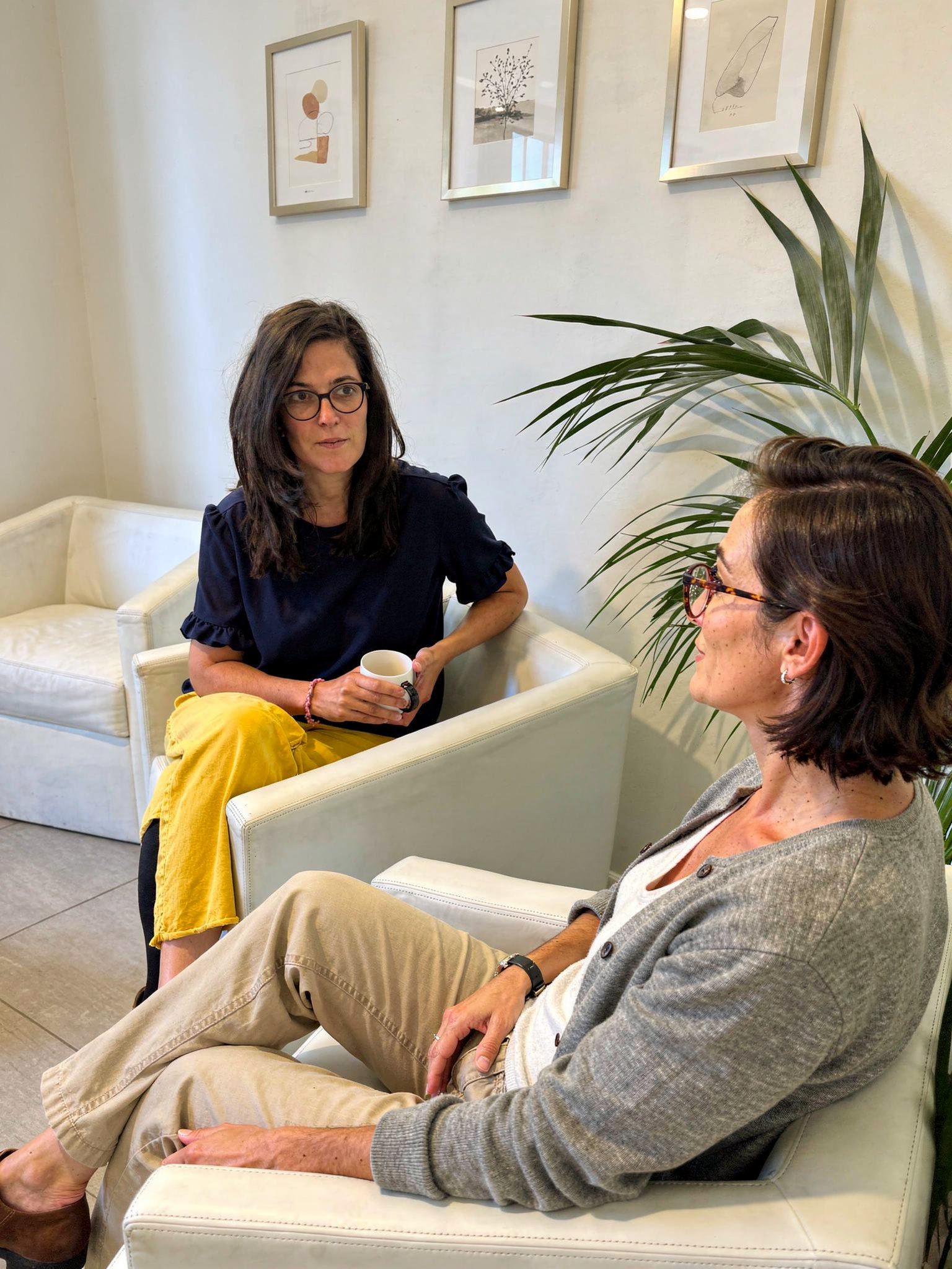 Karine Mège, en séance de coaching professionnel avec une cliente pour l'aider à clarifier ses priorités et ses valeurs.
